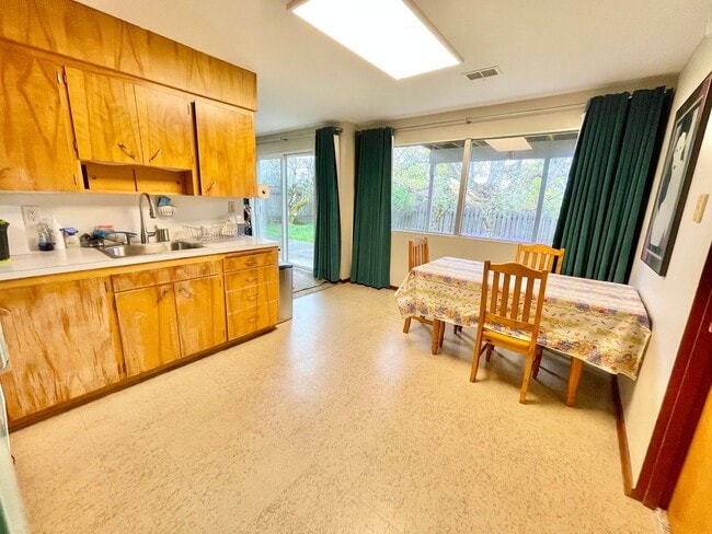 Building Photo - Charming lower level of home