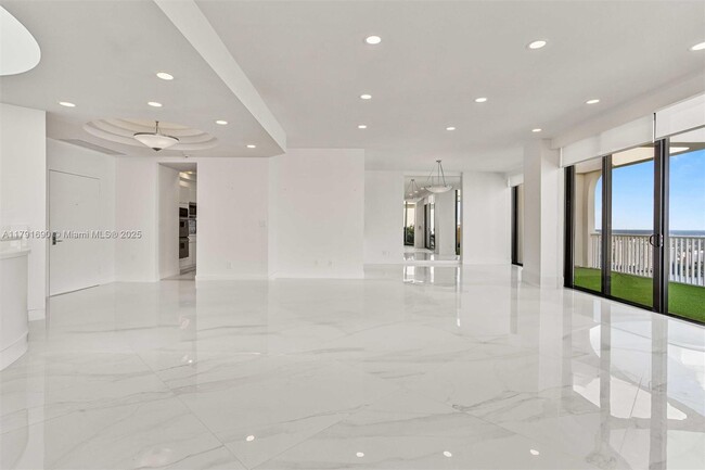 Building Photo - 2000 Island Blvd