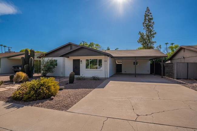 Building Photo - Great home in Tempe with a pool!