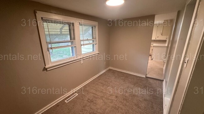Building Photo - $700 - 2 bed 1 bath - Single Family Home