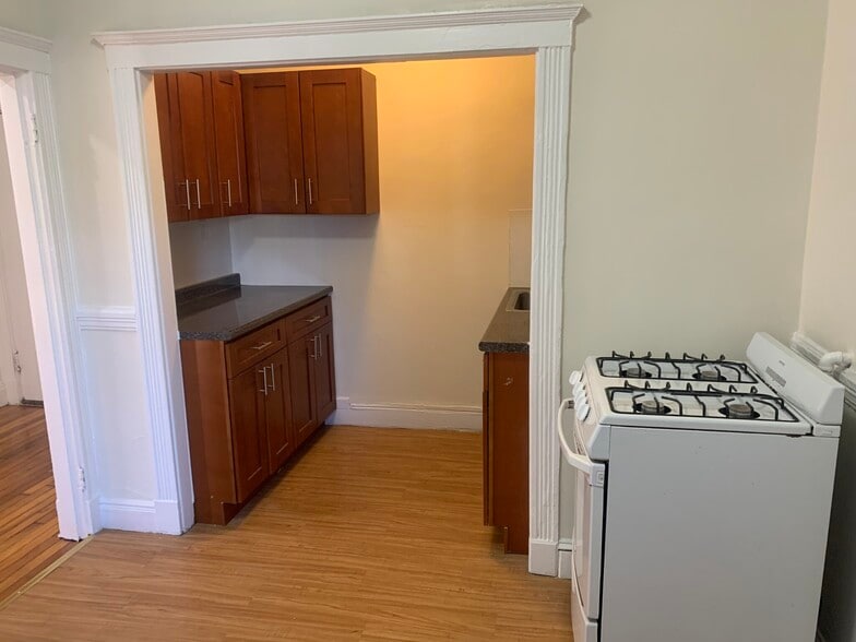 Building Photo - 1626 Comm.Ave Unit 12