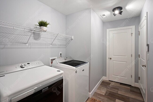 Building Photo - 3BR - 2BA Modern Living in a Quiet Cul-de-Sac