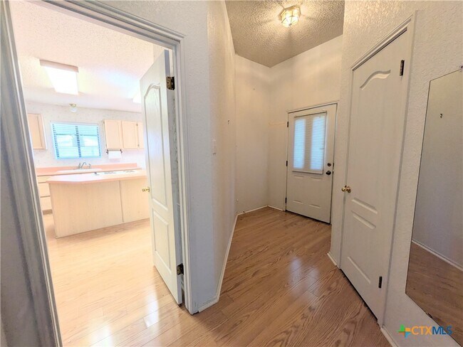Building Photo - 1428 Devin Dr