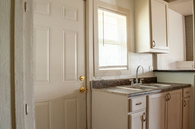 Building Photo - Must See 2-Bedroom Home!!