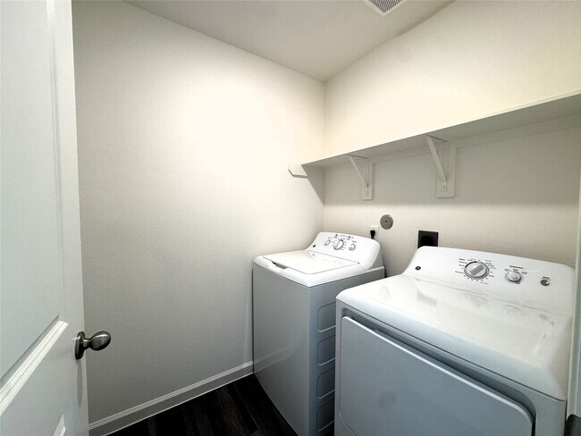 Building Photo - 8219 Vacek Xing Wy