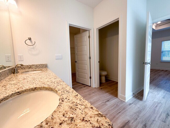 Building Photo - Single story 4 bedroom 2 bath home in Pres...