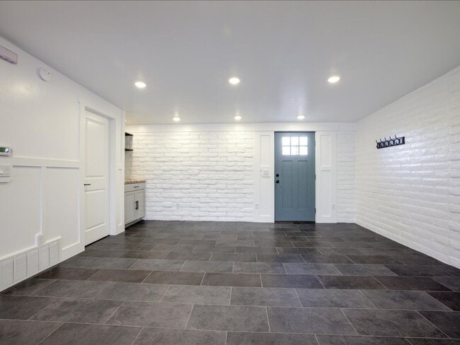 Building Photo - 8551 E Lee Pl