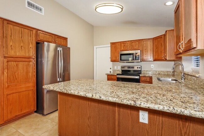 Building Photo - 672 E Lovegrass Dr