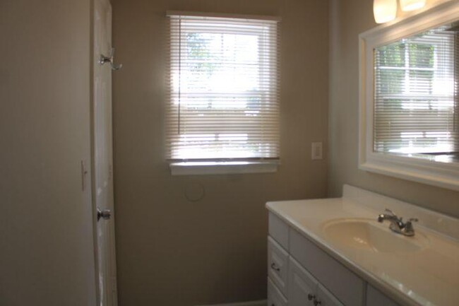 Building Photo - 257 Omega Dr