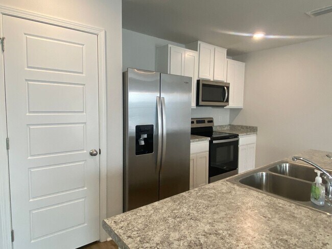 Building Photo - Efficient 4BR Living with Fenced Yard & Convenient Access