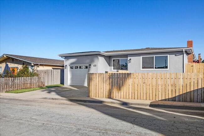 Building Photo - Sunny Seaside 3 bedroom House - Available Now