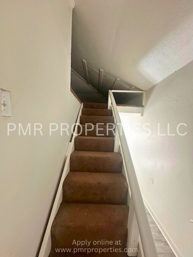 Building Photo - 3 Bedrooms / 1 Bathroom House