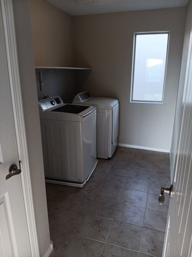 Building Photo - Spacious 4-bedroom, 2.5-bathroom home! Showings available NOW!