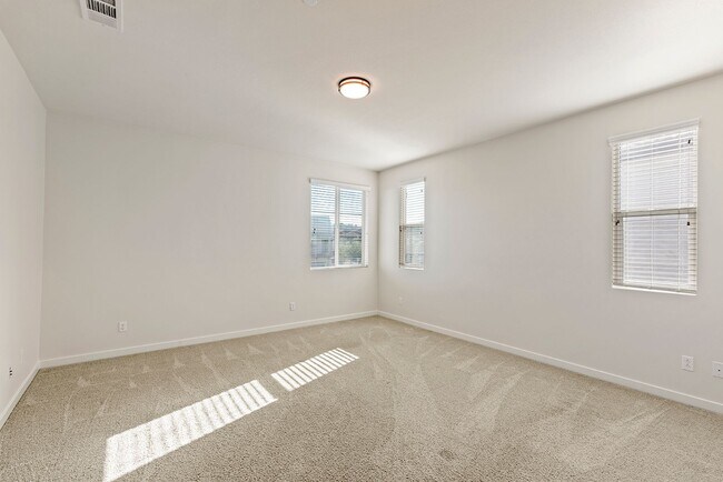 Building Photo - Comfort Meets Coastal Living 4 Bed 2.5 Bath in Oceanside!