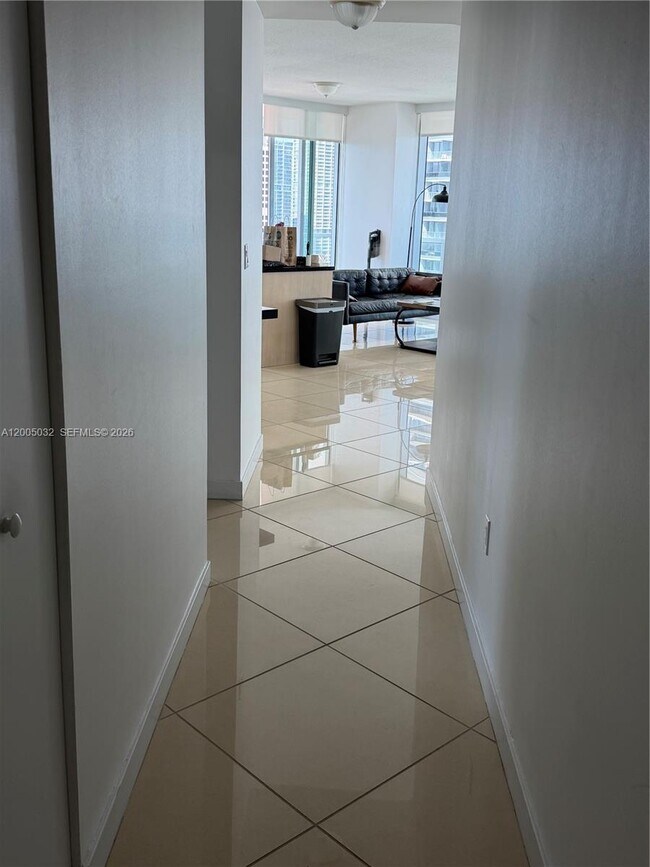 Building Photo - 1111 SW 1st Ave