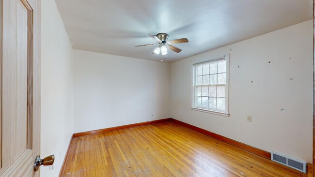 Building Photo - AVAILABLE AUGUST 1st! 3 Bedroom Duplex W/G...