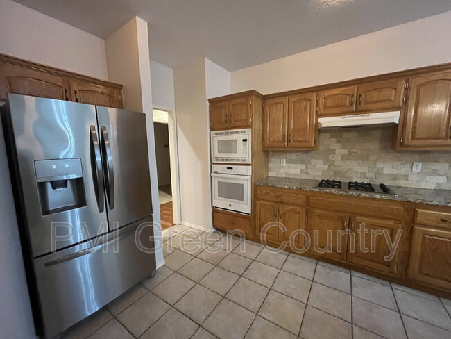 Building Photo - 305 N Aster Pl