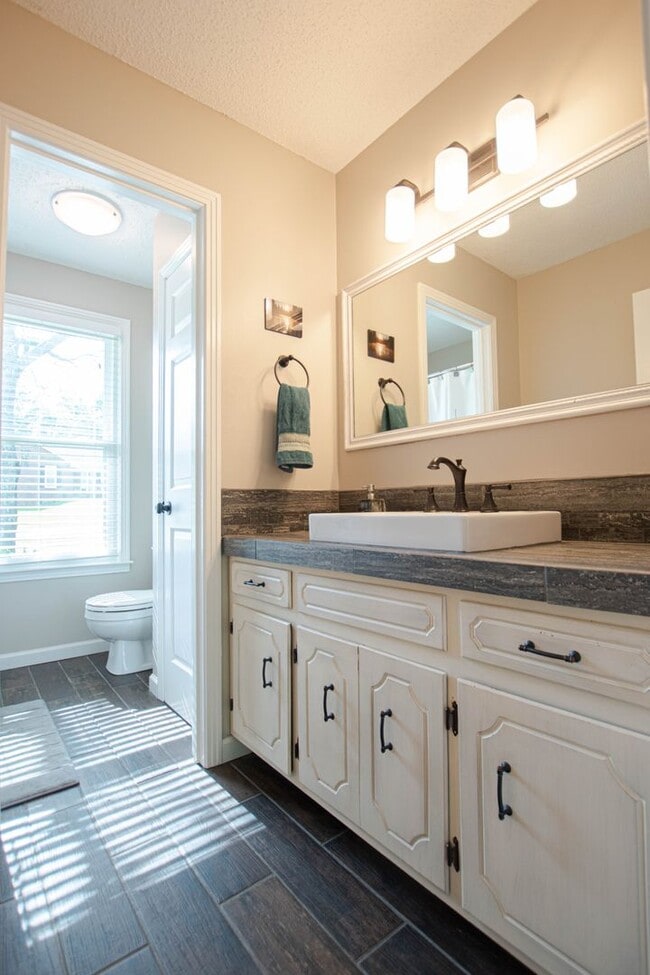 Building Photo - Pet Friendly Four Bedroom on Exit 8!