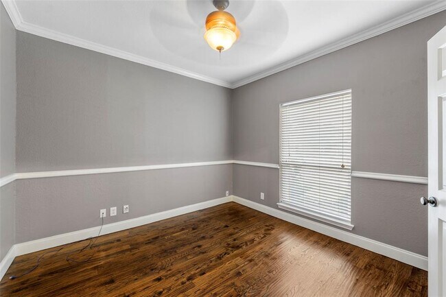 Building Photo - 4636 Versailles Ln