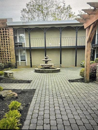 Court yard - 210 S McLean Blvd