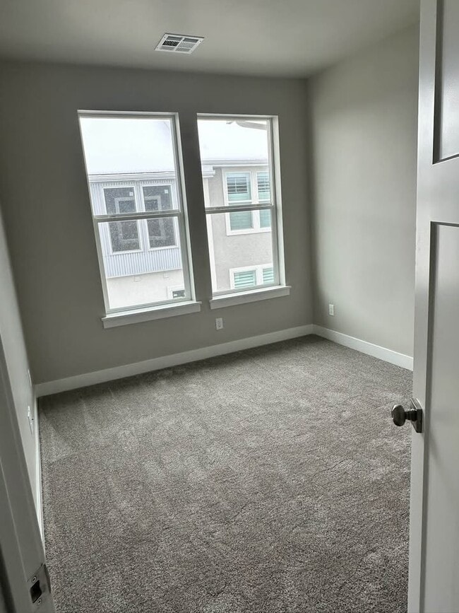Building Photo - 1069 S 2560 E