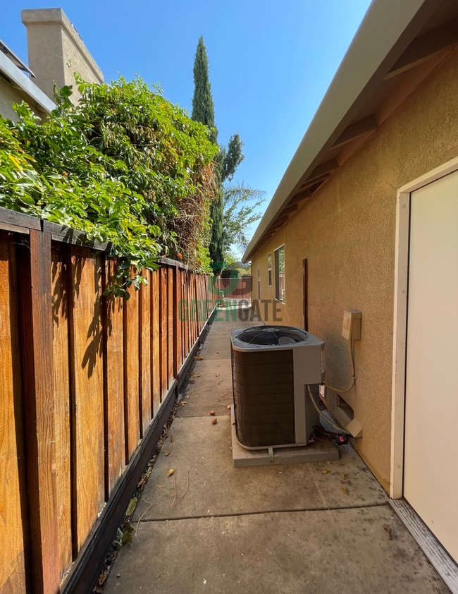 Building Photo - 1660 Etta Way