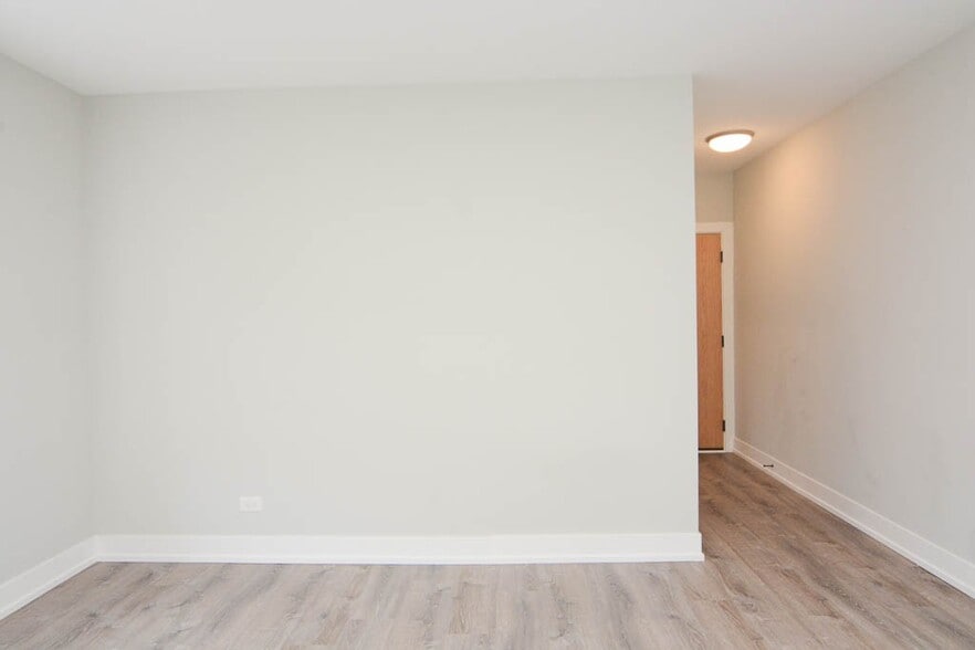 Building Photo - 722 W Brompton