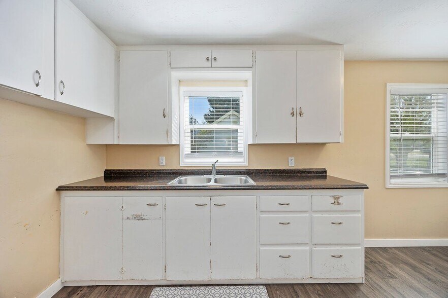 Building Photo - 523 W Ave G