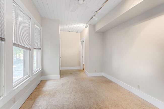 Building Photo - 4 Bedroom, 3 Bath in North Campus / Hyde Park