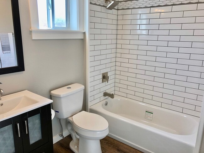 Building Photo - $1,350 Clovis Cottage 1 Bedroom Home Sierr...