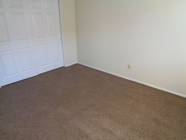 Building Photo - Adorable Single Level Eastside Duplex With...