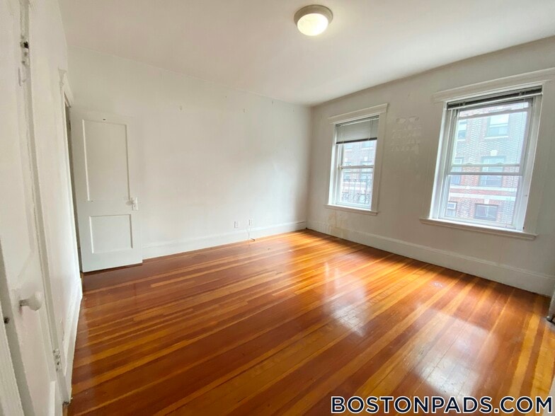 Building Photo - 64 Hemenway St