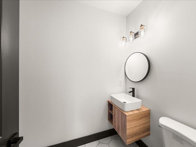 Building Photo - Knoxville 37914 - 3 bedroom, 3 bath stunning townhome apartment in Park City area of Knoxville - ...