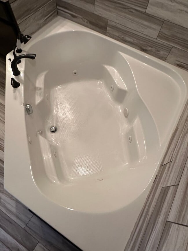 Building Photo - 4 Bedroom 3 Bath 2 Stall Garage in Waynesville - Available with 30 day notice