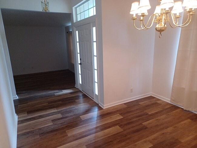Building Photo - Large 3 BR 2 BA Rental in Desirable Area