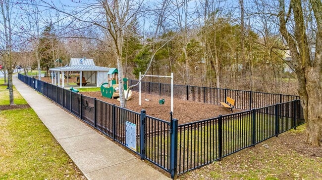 Building Photo - Beautifully maintained 3-bedroom, 2-bath townhome in Nashville’s highly desirable Lennox Village