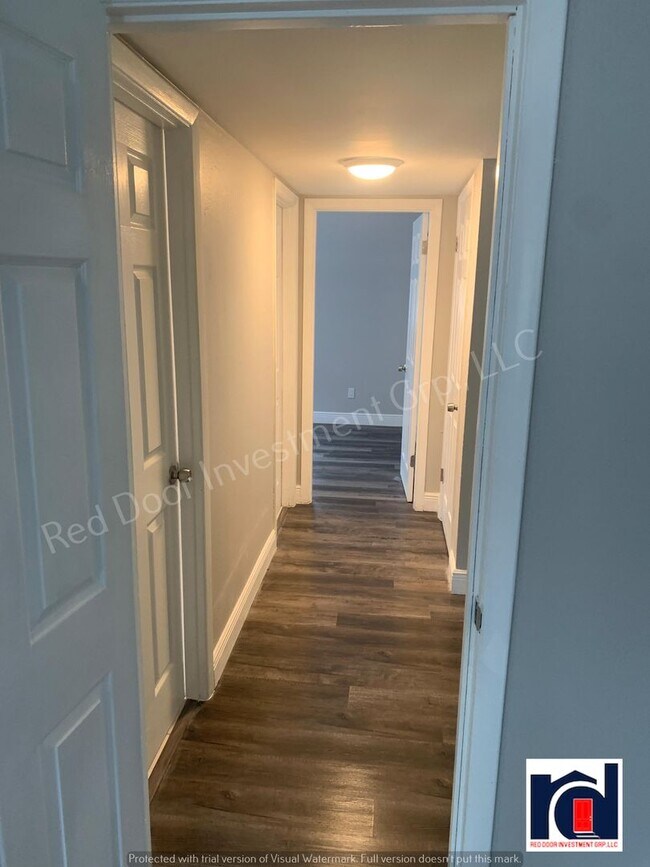 Building Photo - 2 Bedroom 1.5 Bath in the Heart of Downtow...