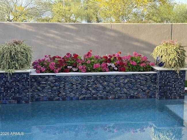 Building Photo - 1118 E Paseo Way