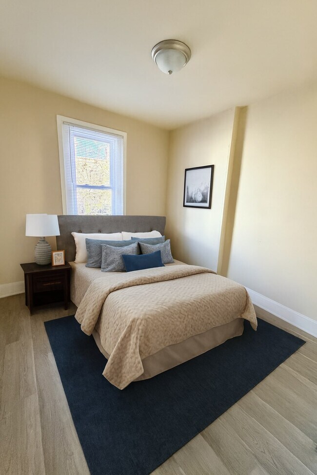 Building Photo - 1943 E Monmouth St