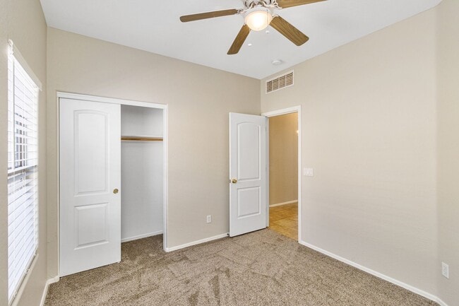 Building Photo - Bright Open Living & a Patio Perfect for Relaxing!