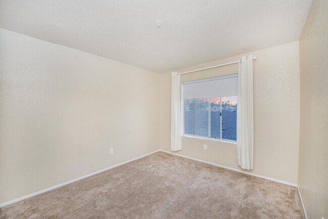 Building Photo - Beautiful Townhouse in the desirable Anaheim Packing District!