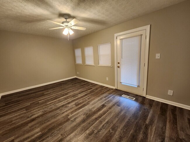 Building Photo - Maryville 37804 - 2 bedroom, 1.5 bath townhome - Contact Troy Adams (865) 233-6949