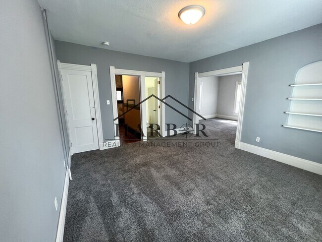 Building Photo - Large Renovated Studio- SPECIAL! First Month Rent Free