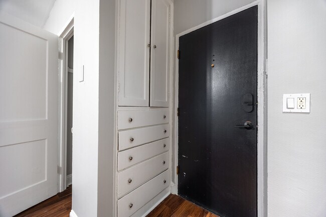 Building Photo - 1140 N La Salle Dr