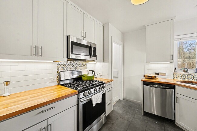 Building Photo - 3030 Monroe St