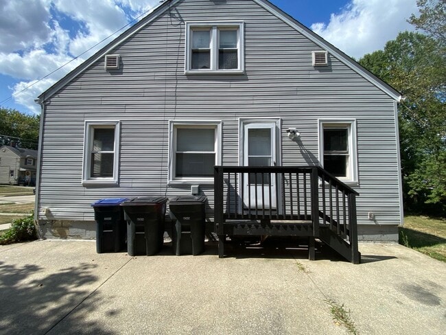 Building Photo - Sunny Single-Level 3BR with Oversized Yard...