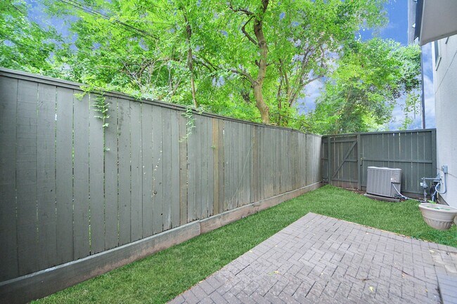 Building Photo - 8926 Lakeshore Bend Dr