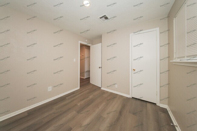 Building Photo - 1408 St George Ave