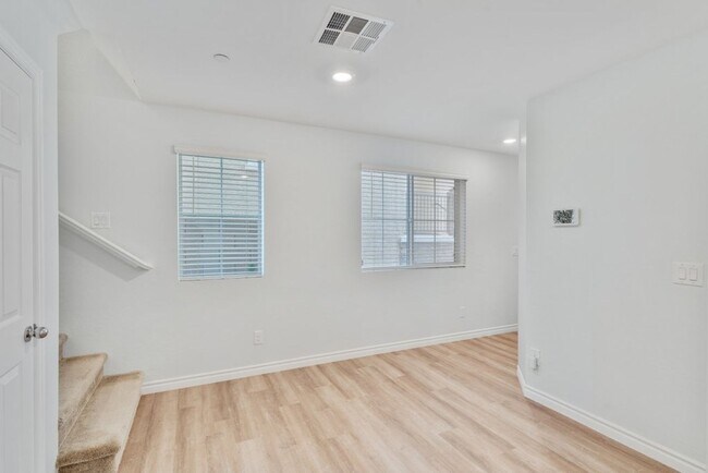 Building Photo - Spacious Three Story 3 Bed 3.5 Bath Smarth...