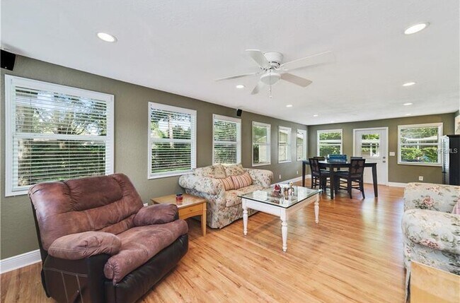 Building Photo - 220 Valencia Ct